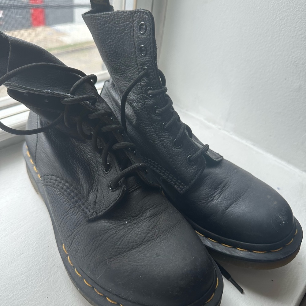 Black Dr. Martens - Modern classic
